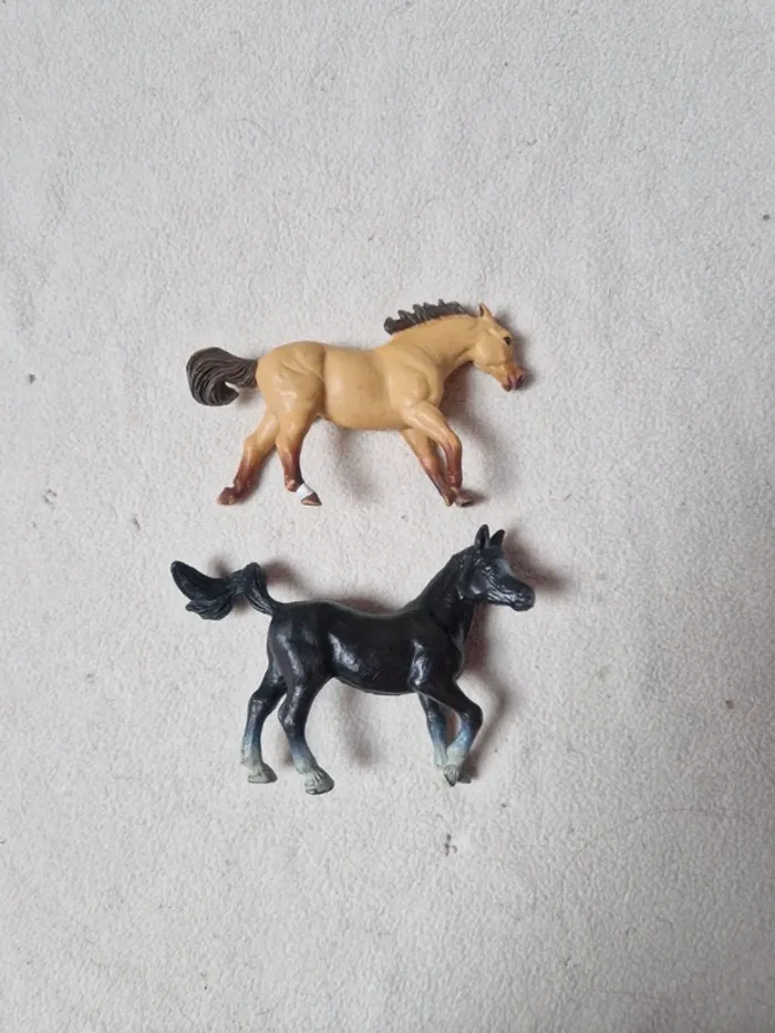 Lot de 2 figurines cheval