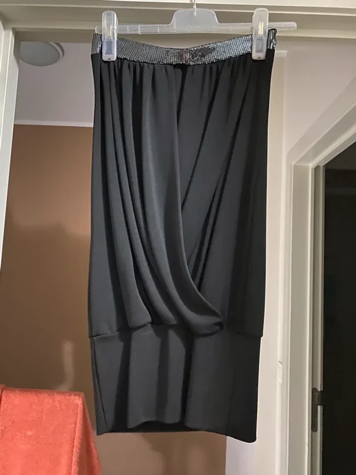 Robe noir en v courte