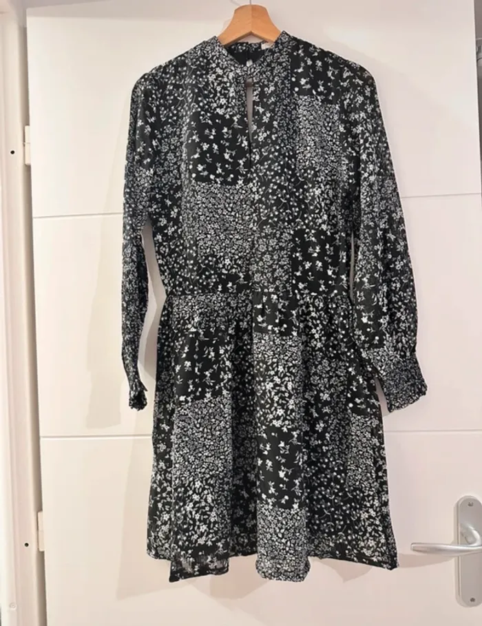 Robe Bizzbee noire fluide à fleurs blanches – neuve – T36/S
