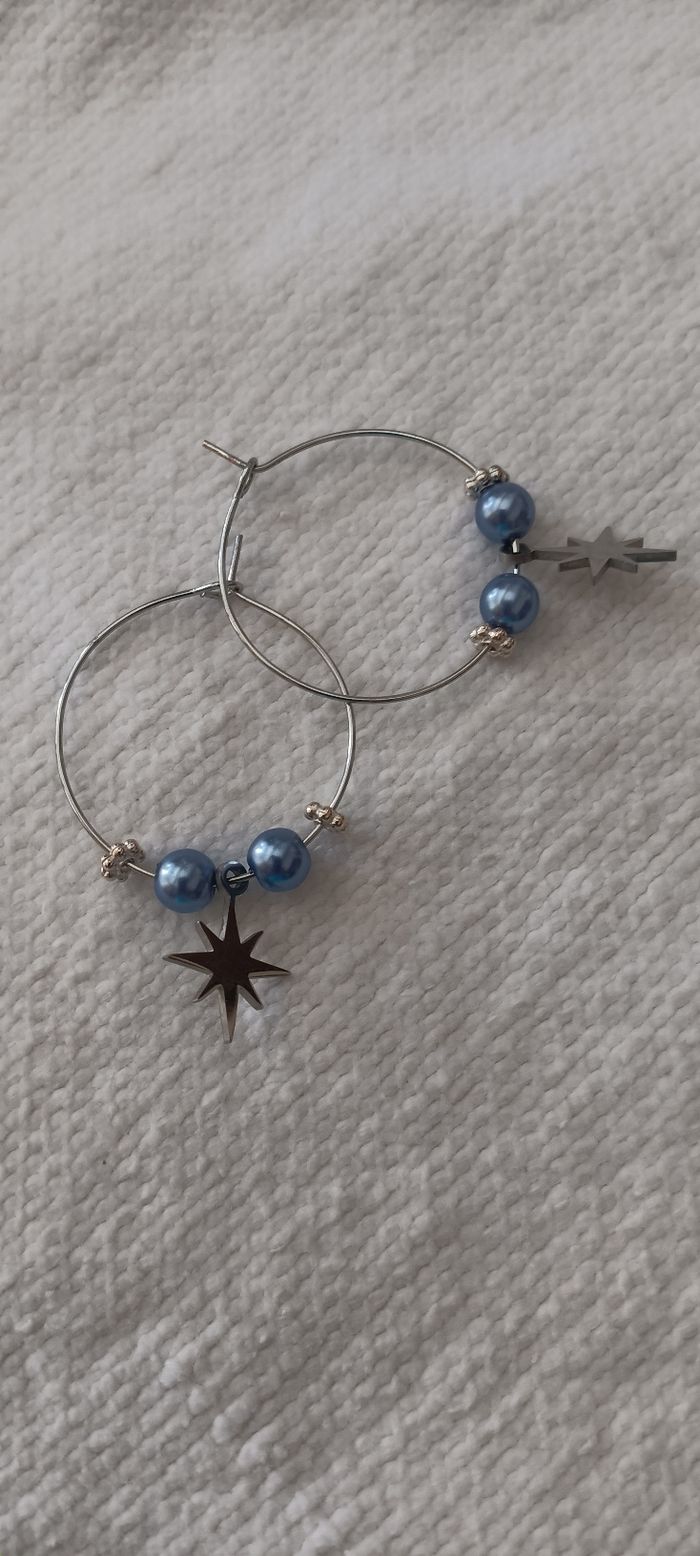 Créoles  étoiles argentées,  perles bleues en verre - photo numéro 2