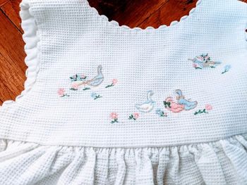 Adorable robe blanche coton piqué nid d'abeille brodé Natalys 3 mois