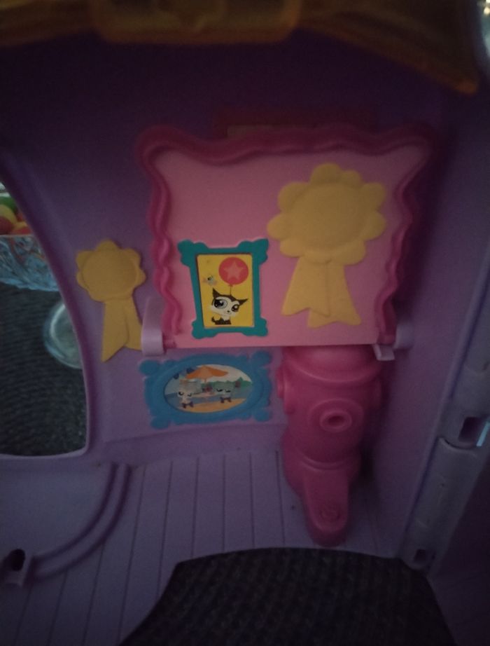 Maison "Pet Shop" en très bon état avec un personnage neuf - photo numéro 7