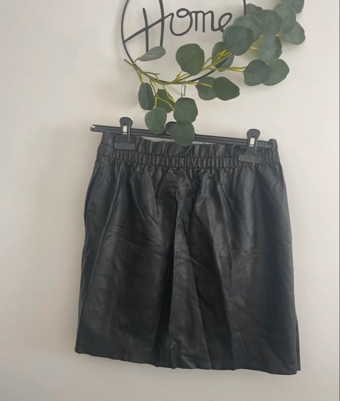🌸Jupe noir en similicuir Kiabi taille 38  42cm 🌸 - photo numéro 3