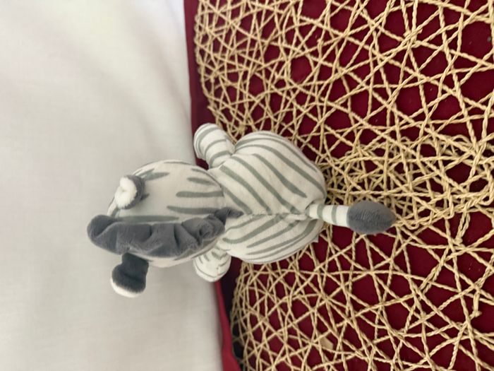 Peluche zèbre GIPSY blanc rayures grises assis 18 cm - photo numéro 4