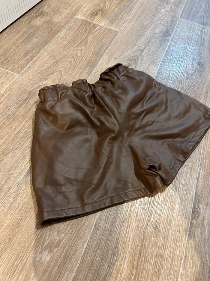 Short en similicuir 8/ 10 ans - photo numéro 2
