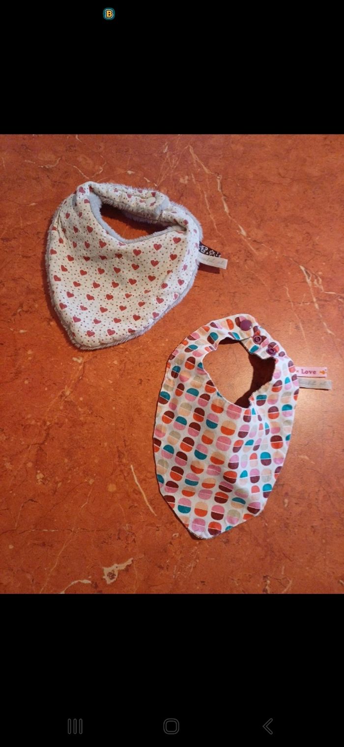 Lot de 2 bavoirs - photo numéro 1