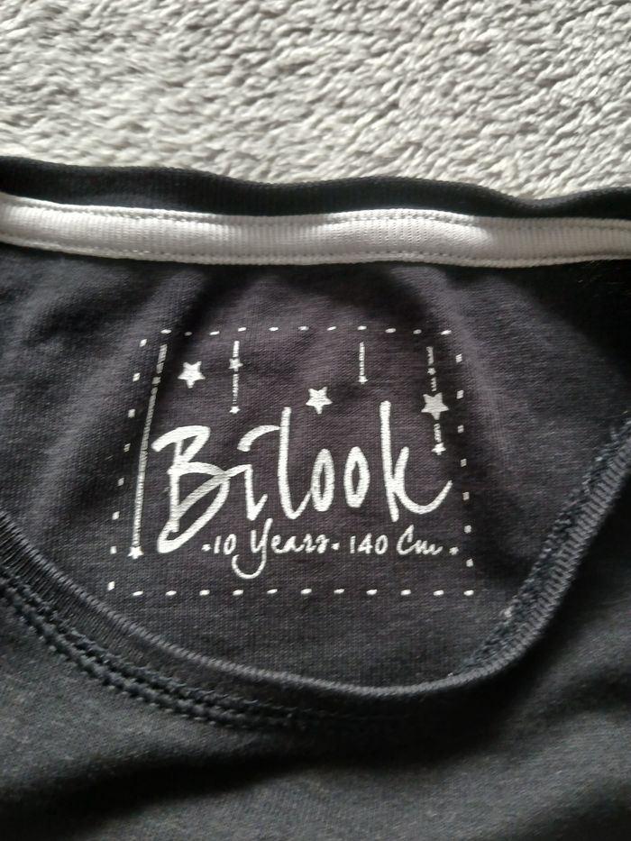 T shirt noir
Taille 10 ans 
manches longues - photo numéro 3