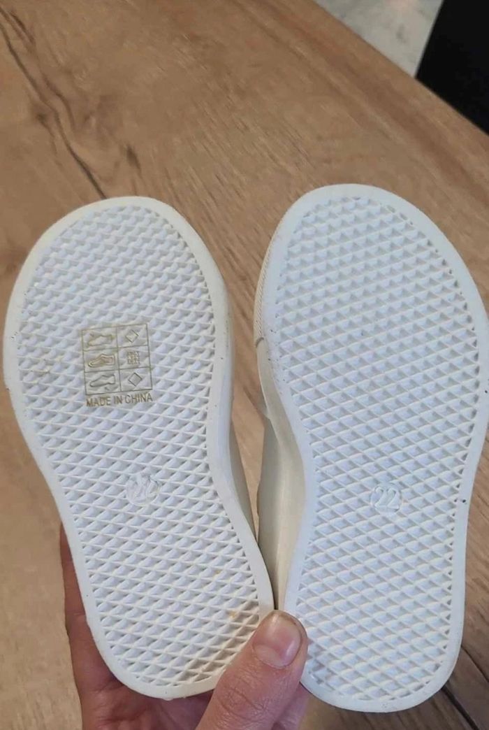 Basket neuve blanche a motif rose pointure 22 - photo numéro 5