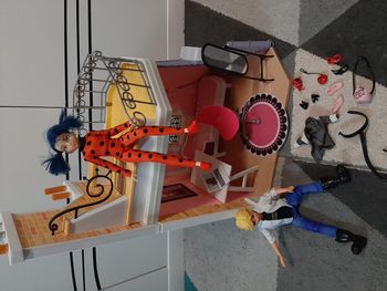 la chambre de miraculous + 2 poupées