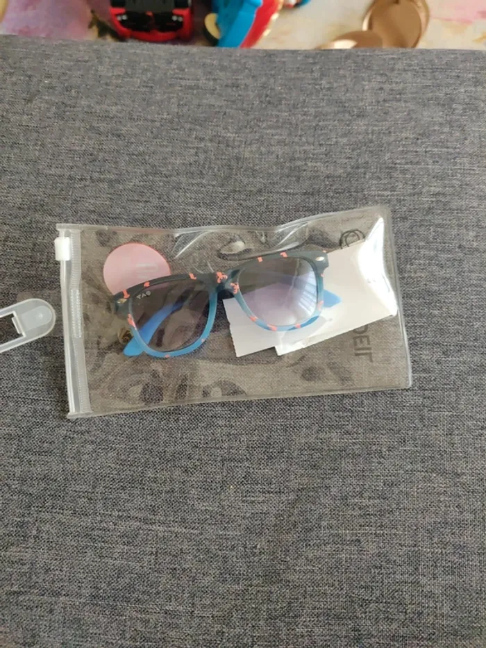 Lunette de soleil tape a l'oeil