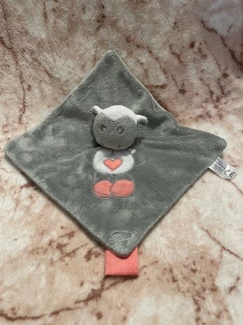 Doudou plat mouton gris rose coeur attache tétine Cartoon Club