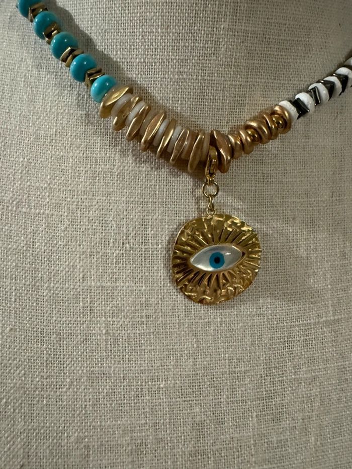 Collier perles blanches turquoises or acier inoxydable or médaille xl œil marque habaha Paris - photo numéro 4