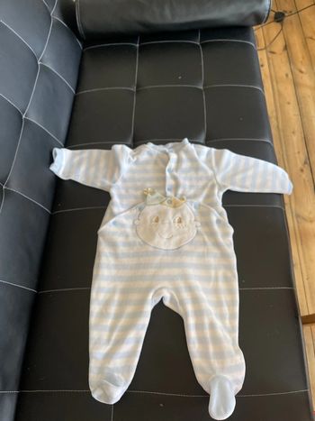 Pyjama, une pièce, six mois