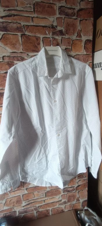 Chemise blanche avec motifs bleus