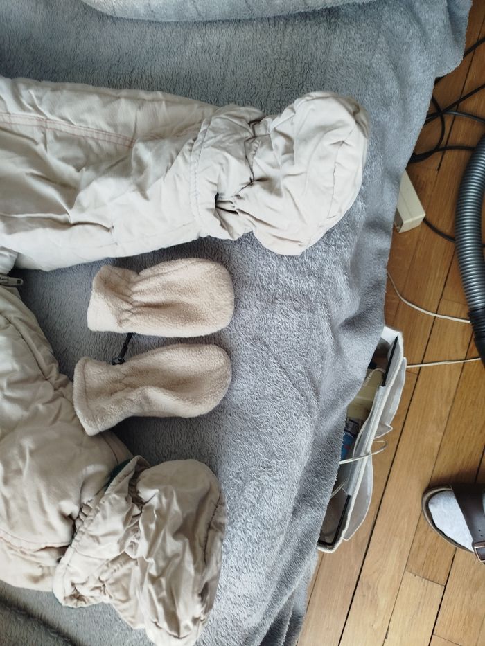 Combinaison beige avec moufles et pieds accrochés - photo numéro 3