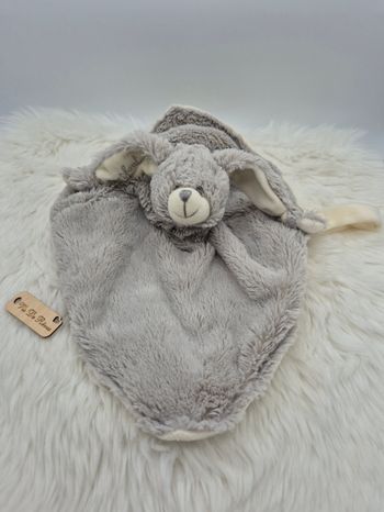 Doudou plat fourrure Lapin gris crème Ainsifont Laboratoire Ceora