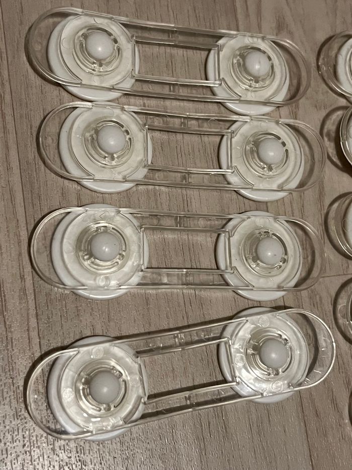 Bloque porte de placard sécurité bébé