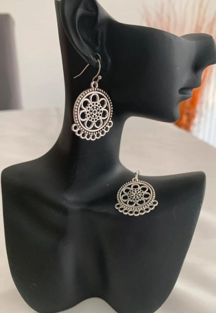 Boucles d’oreilles bohémiennes fleur argentée