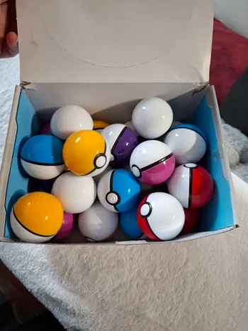 Magnifique lot de 24 pokeball neuve