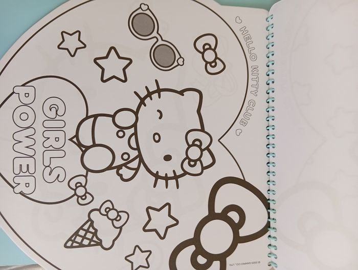 Livre de coloriage avec pochoir hello kitty Neuf - photo numéro 4