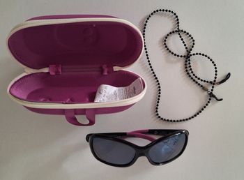 Ensemble lunettes de soleil, boîte et chaîne de maintien