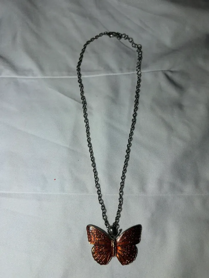 Collier vintage avec un papillon