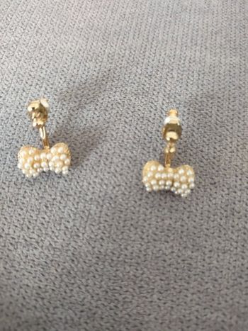 Boucles d'oreilles devant derrière
Noeud doré avec perles blanches