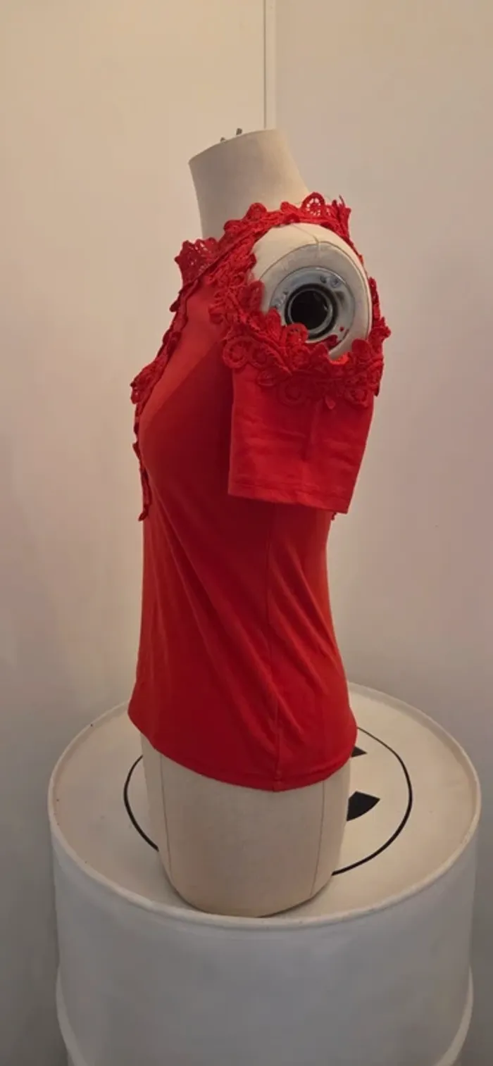 Haut rouge élégant avec dentelle ajourée – Taille M/L - photo numéro 7
