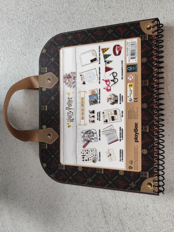 Harry Potter ma valise créative coloriage stickers et activités à créer wizarding world - photo numéro 3