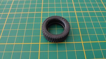 Pneu seul pièce détachée miniature Rolls-Royce Camargue Burago BBurago 1/22 1/22e 1/22eme #B58