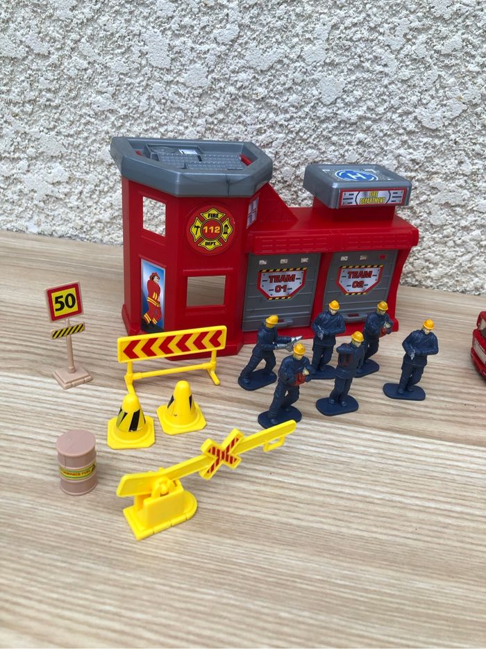 Caserne de pompier, camion, pompiers et accessoires - photo numéro 3