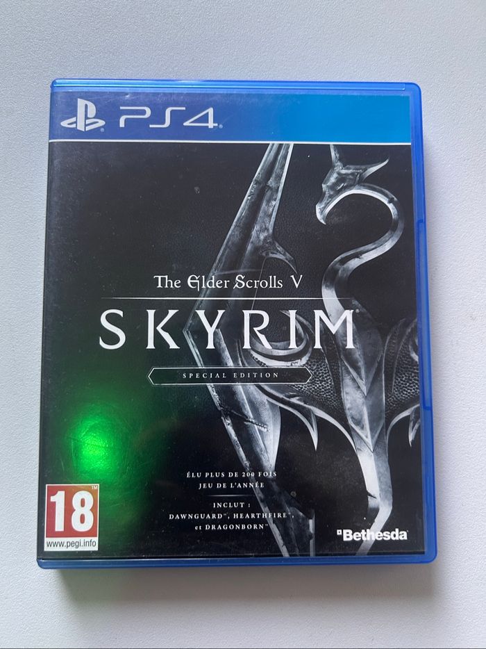 Ps4 Slim 1To + 2 manettes neuves + 4 jeux en excellent état - photo numéro 7