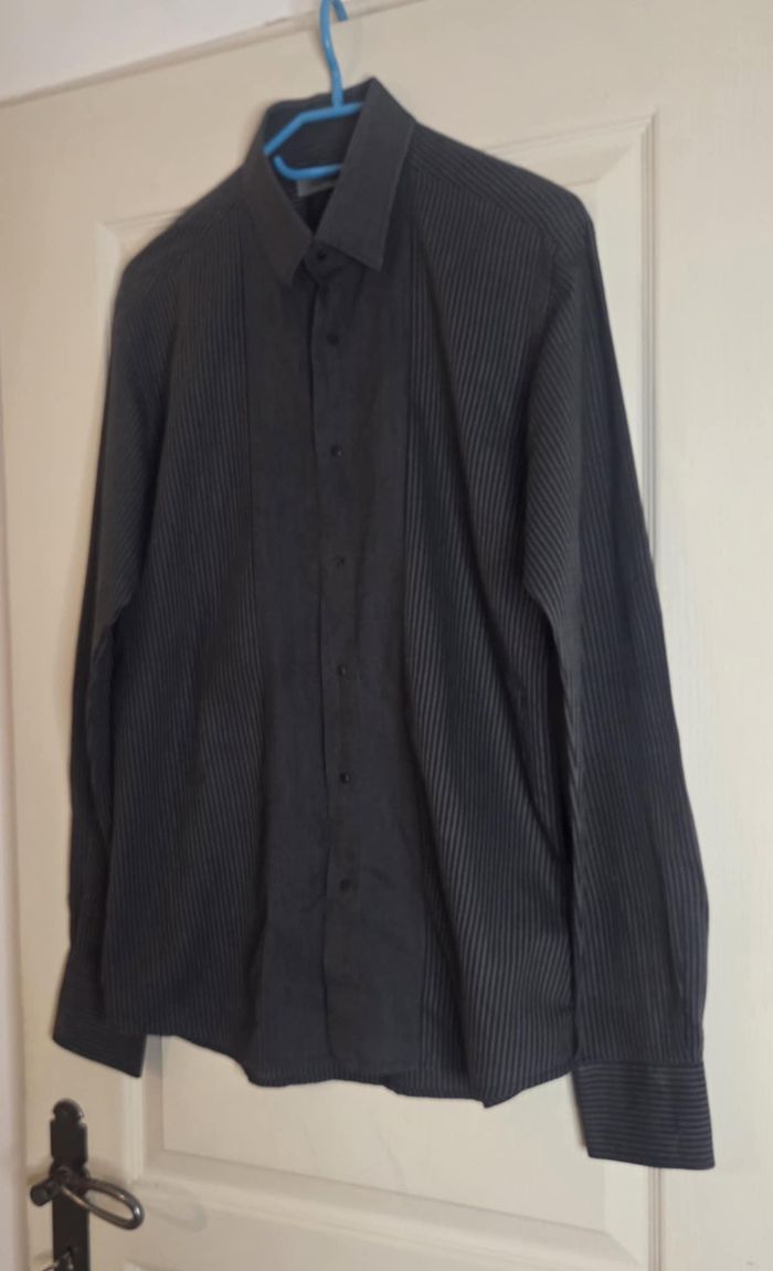 LAGERFELD – CHEMISE HOMME RAYÉE NOIR/GRIS – T48 (M) – 100% COTON – EXCELLENT ÉTAT - photo numéro 3