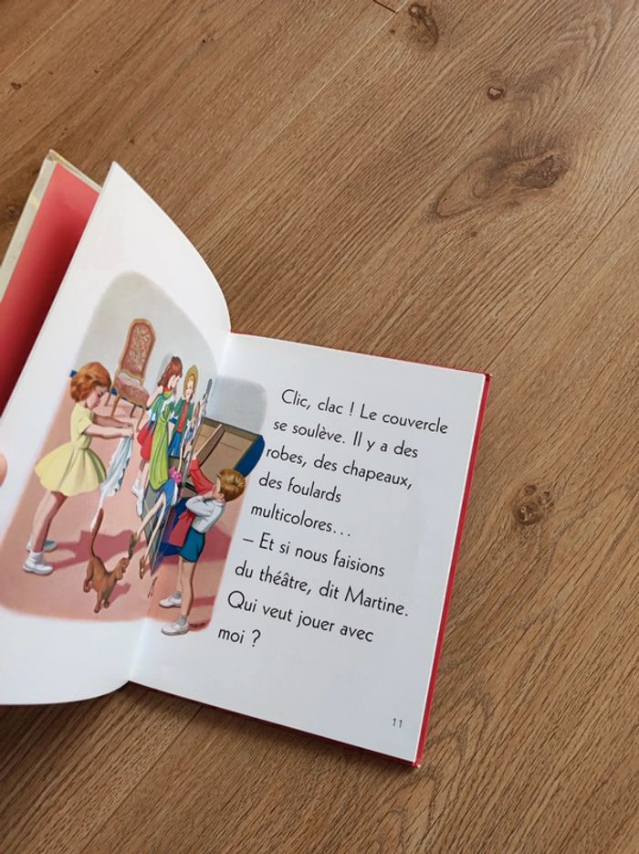 Je commence à lire - Martine garde son petit frère, fait du théâtre, apprends à nager - photo numéro 14