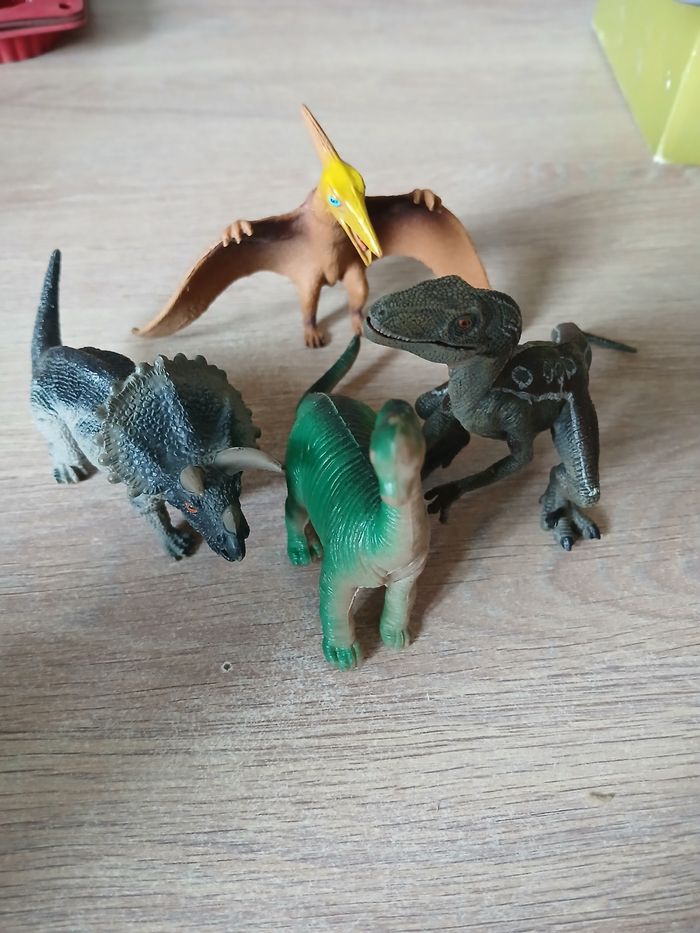 4 dinosaures