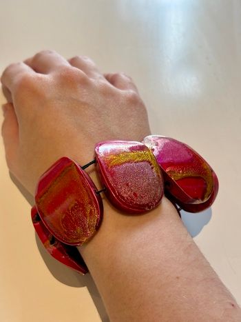 Bracelet avec gros design fuschia et doré