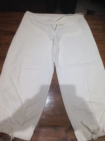 Pantacourt  blanc lin léger bouffant.