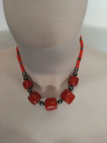 Elégance et Raffinement Minéral – Collier artisanal en Corail et Hématite, 100% naturel