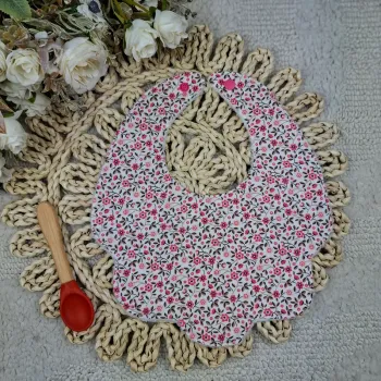 Bavoir forme fleur motif liberty rose 1