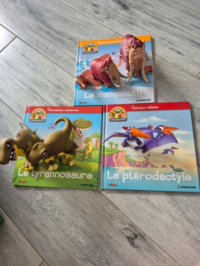 Lot 3 livres avec Figurines
