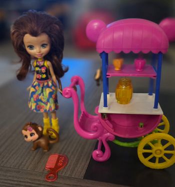 Poupée enchantimals et son chariot