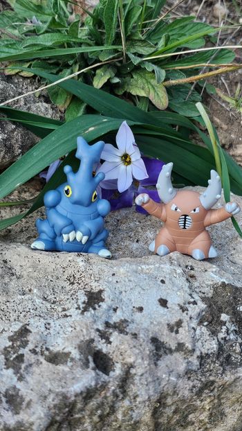 Super figurine Pokemon Nintendo finger puppet évolution racaillou scarhino scarabrute 