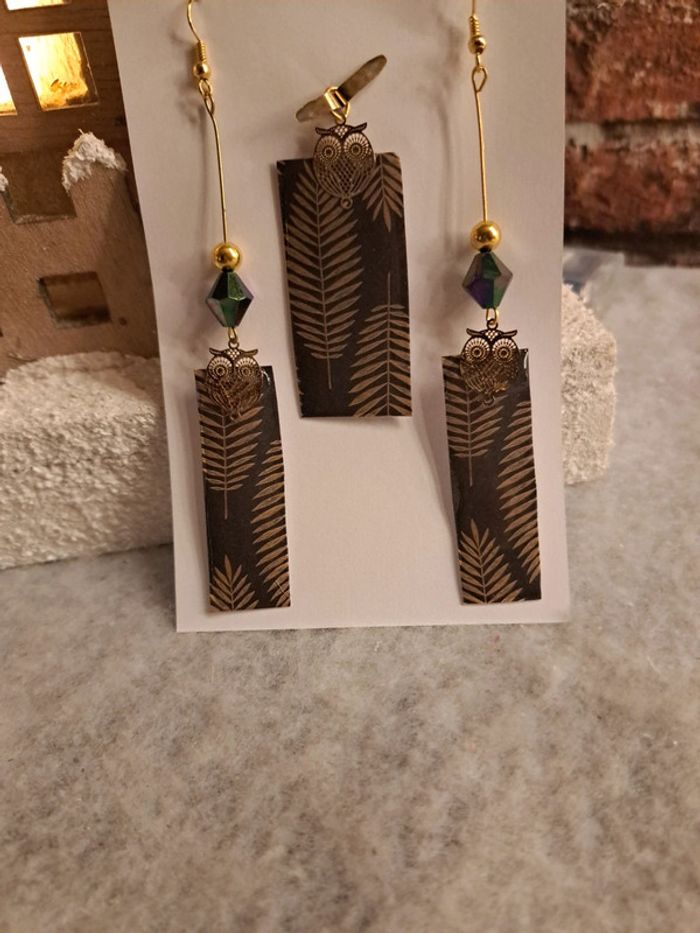 Boucles d'oreilles pendante avec pendentif assortie en résine rectangulaire - photo numéro 4