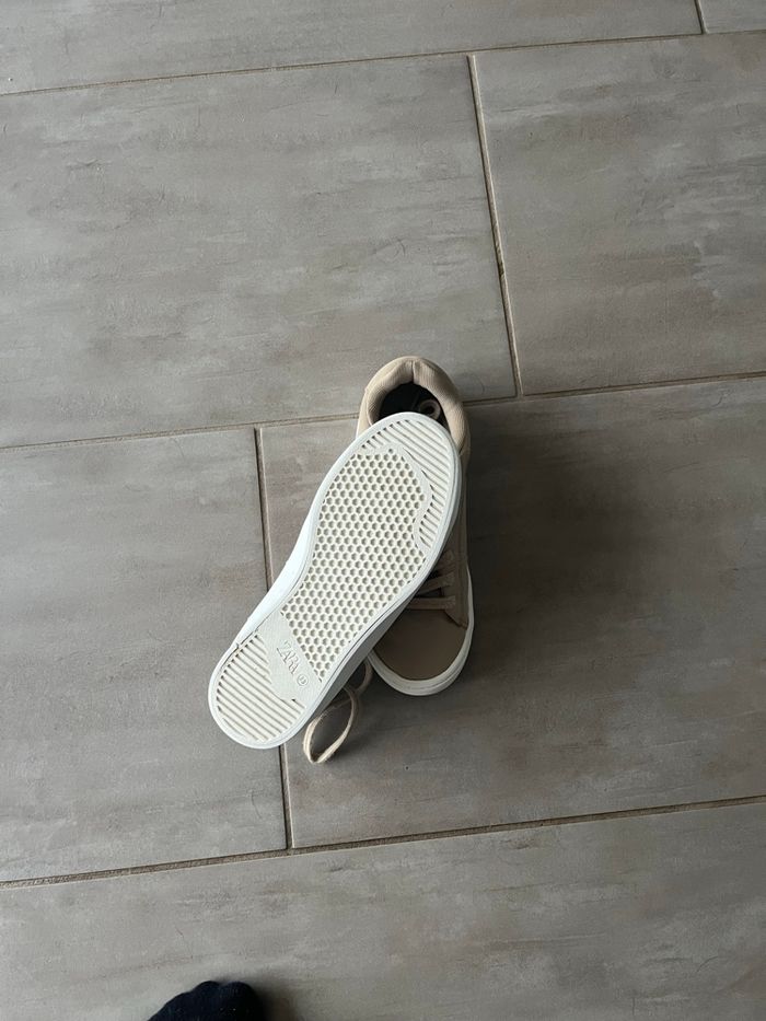Chaussures beige neuves 33