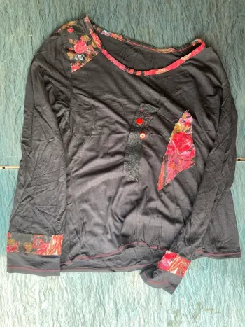 T-shirt manches longues noir et motifs rouges