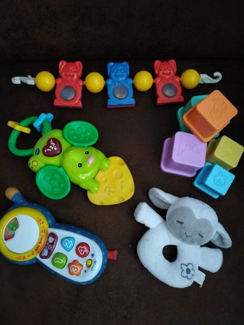 Lot jouets bébés