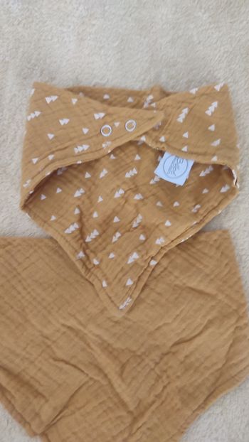 Lot de 2 bavoirs bandana bébé très bon état
