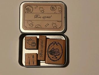 boîte avec tampons