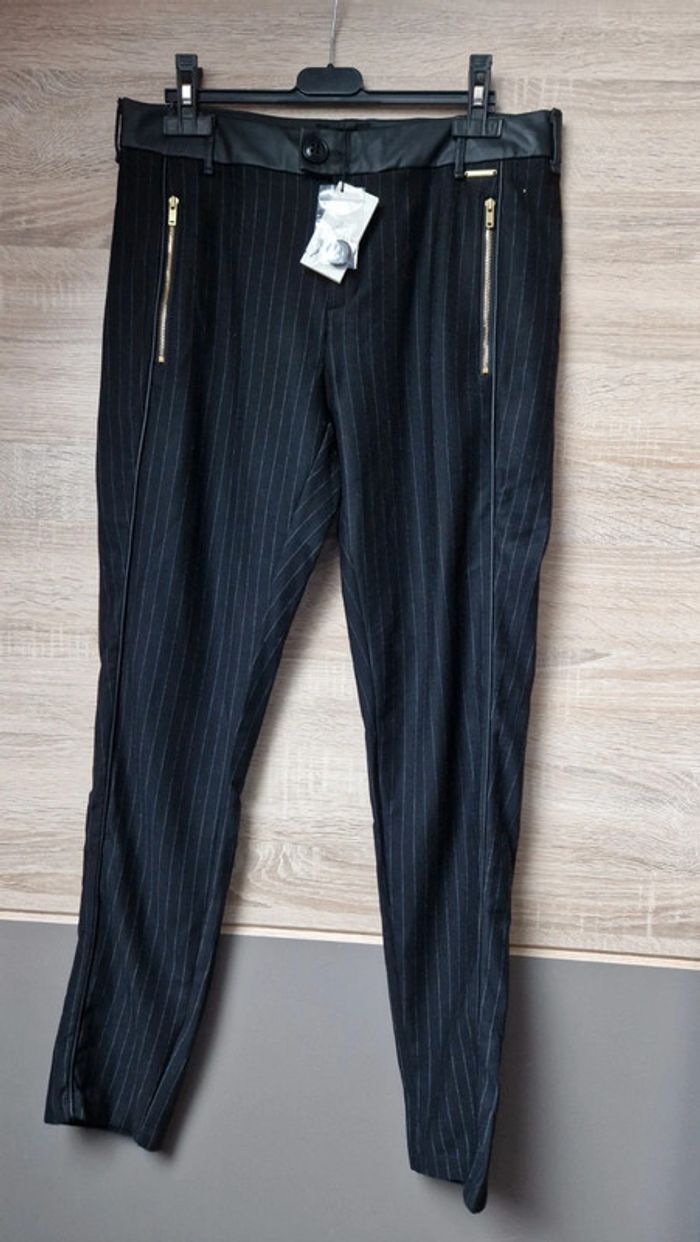 Pantalon à rayures.