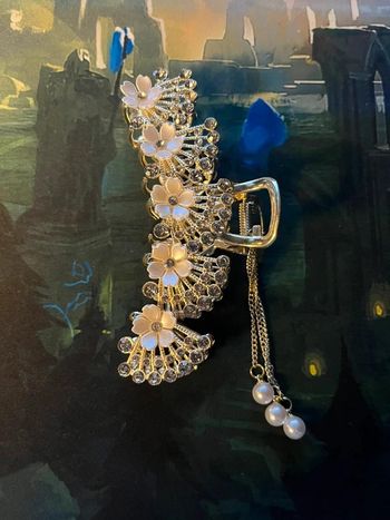 Pince à cheveux argentée paon brillant strass